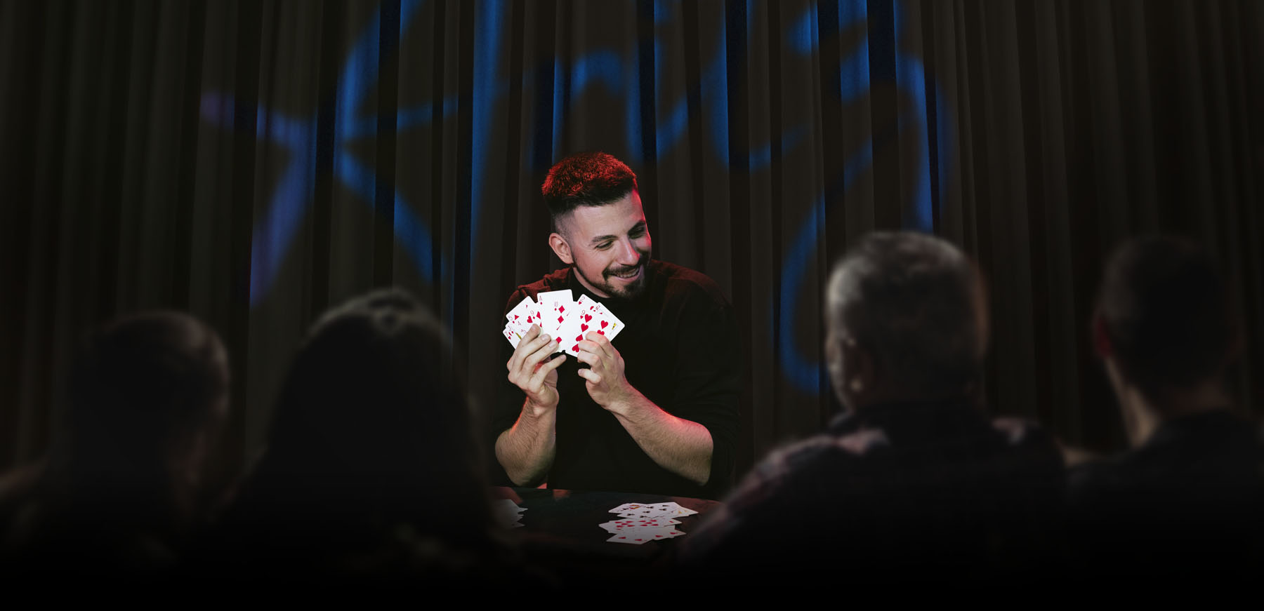 Aritz haciendo magia con cartas ante el público