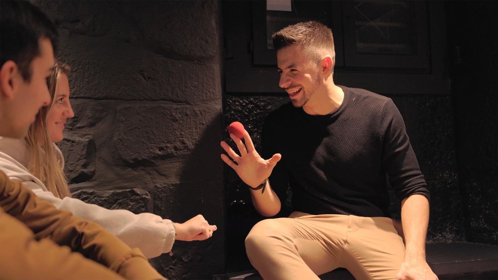 Aritz sorprendiendo a dos invitados con magia de cerca