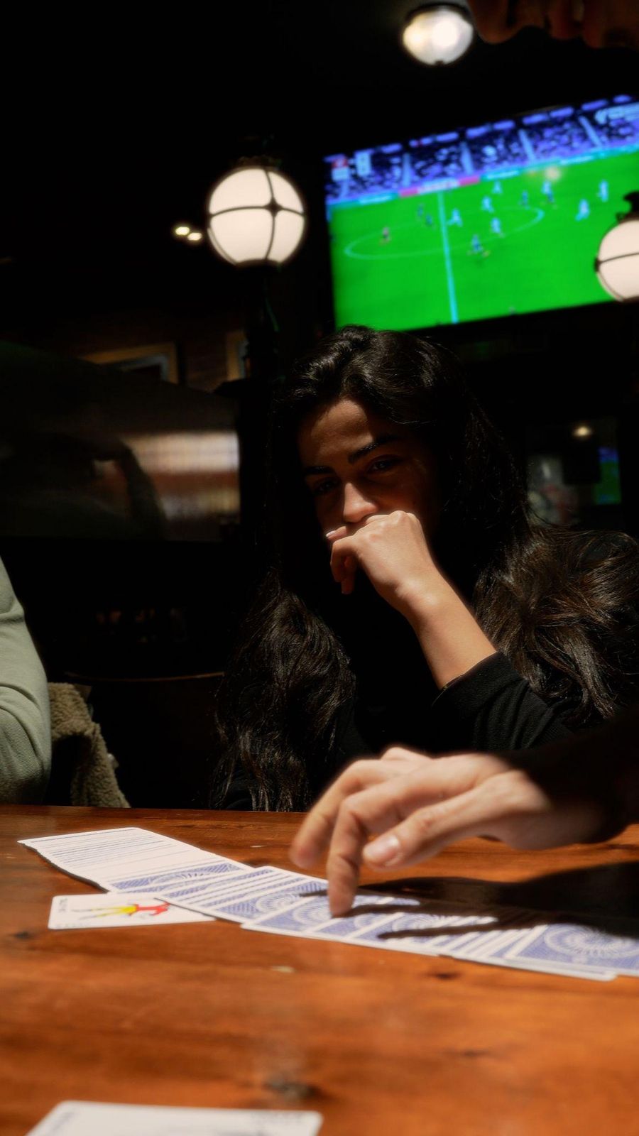 Invitada eligiendo una carta durante la magia de cerca