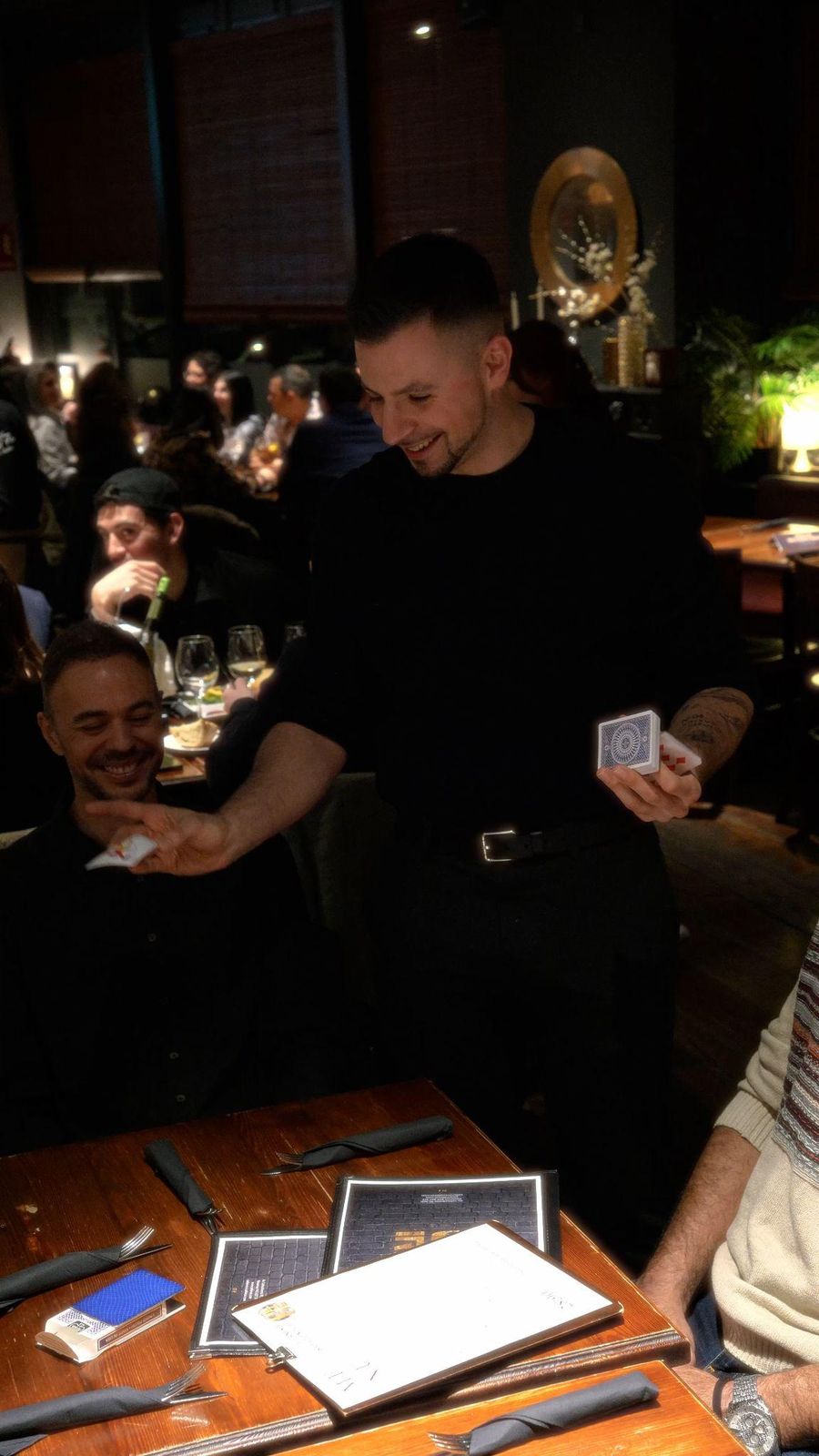 Aritz haciendo magia en la mesa de un restaurante