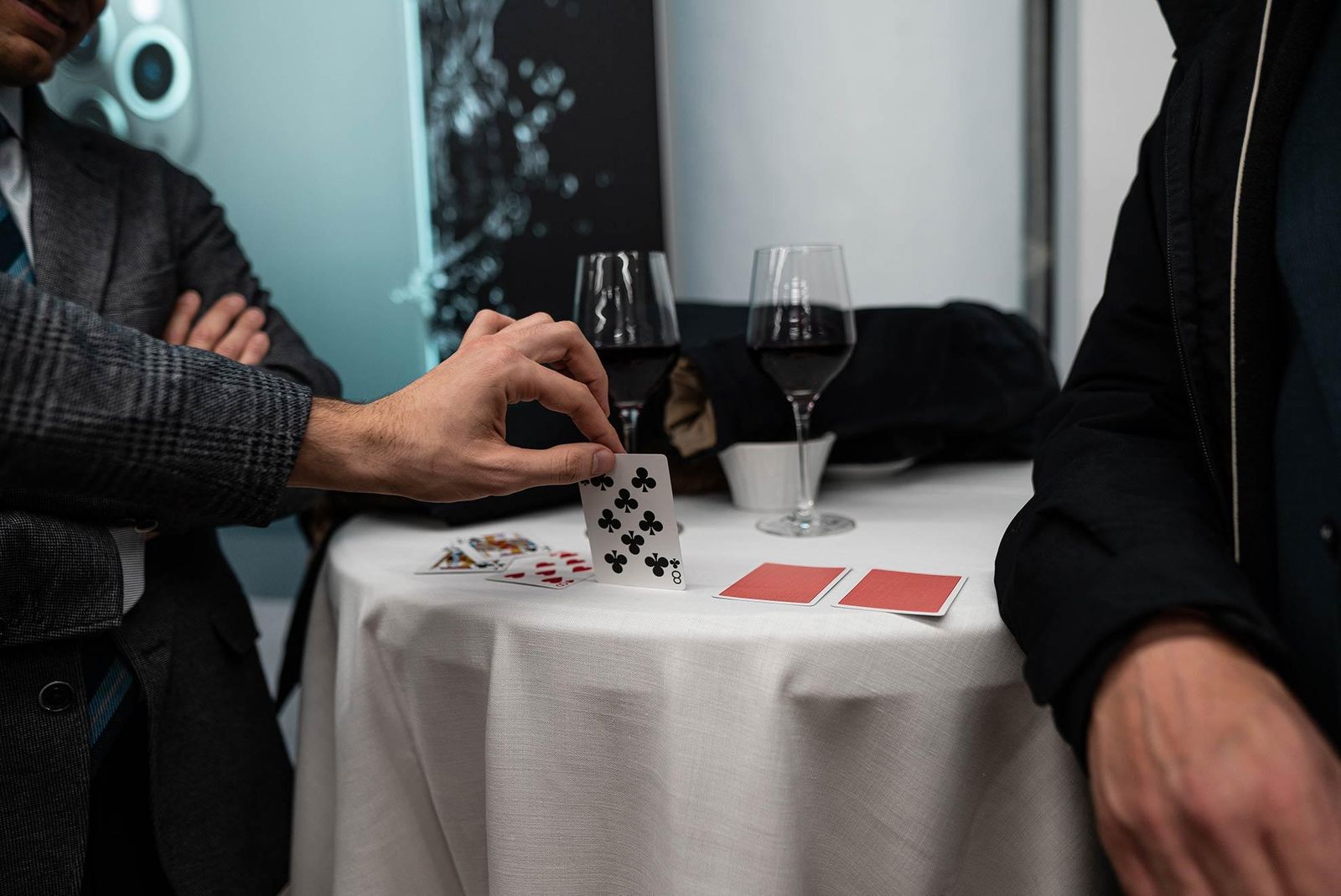Magia de cerca en una mesa con mantel blanco durante una celebración