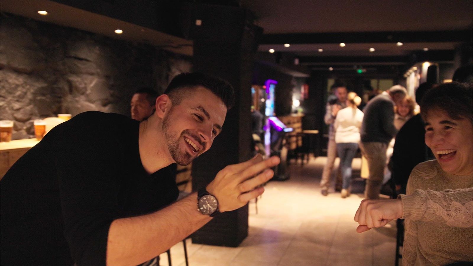 Aritz haciendo magia de cerca a un grupo de invitados en un cóctel