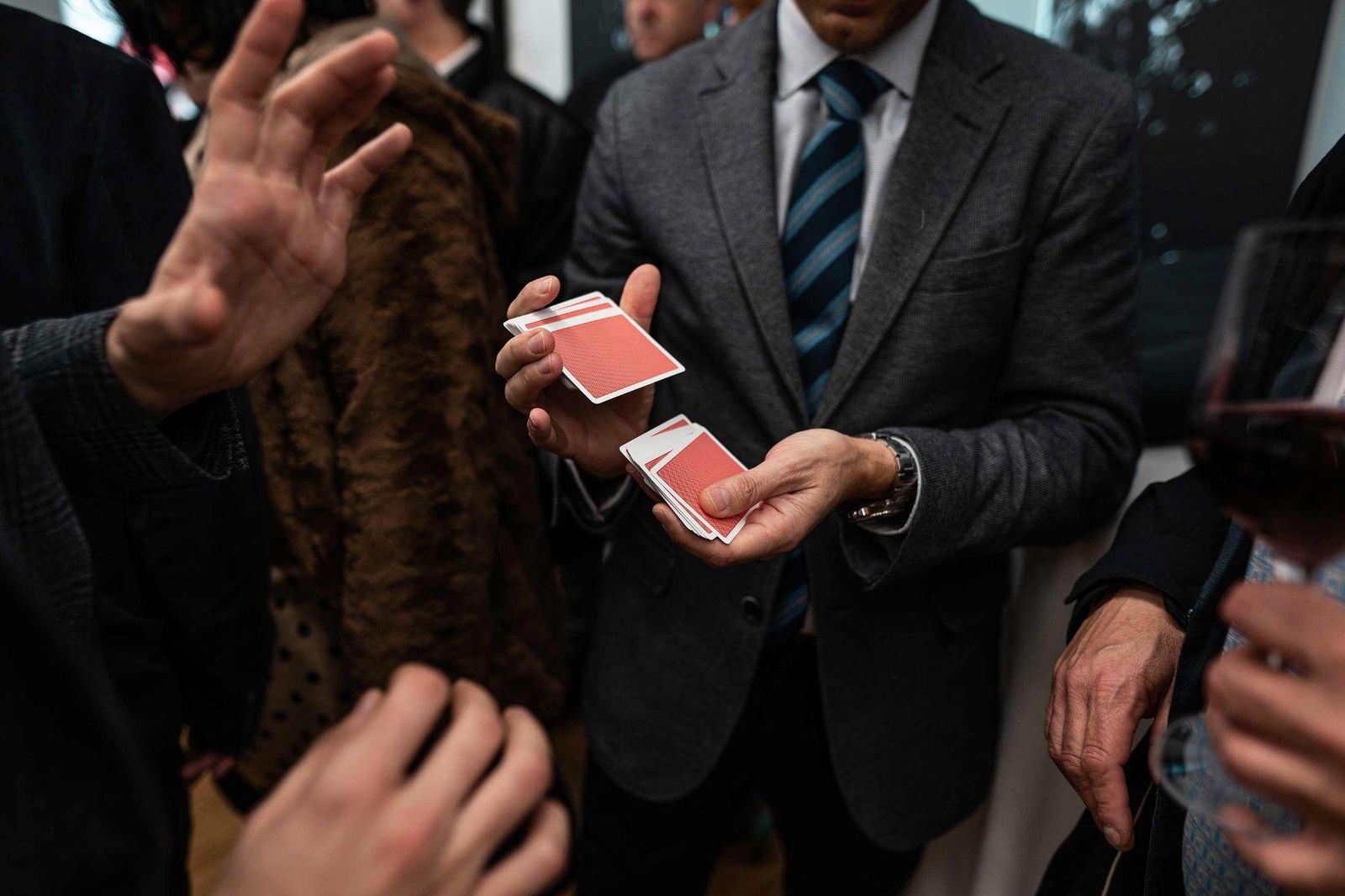 Juego de cartas en las manos de un invitado durante un evento de empresa
